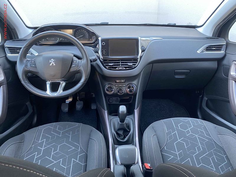 Peugeot 2008 (2015) 1.2 PT, Active, +kola - fotka 8 z 17