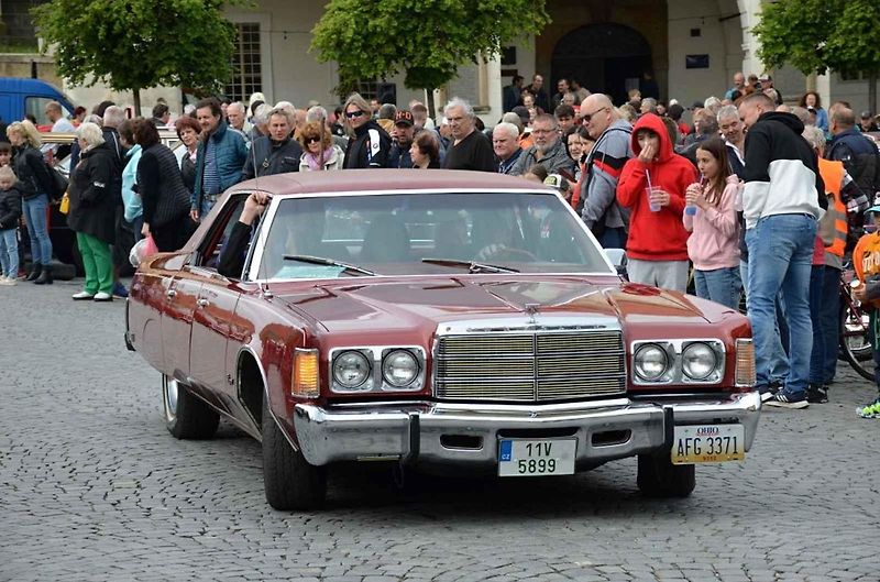 Veteránský závod odstartoval ve Velvarech na náměstí. Cíl byl na náměstí ve Slaném.