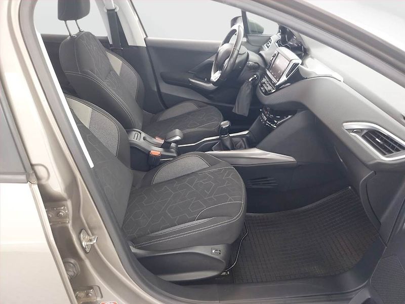 Peugeot 2008 (2017) 1.2 PureTech, ČR,1.maj - fotka 9 z 17
