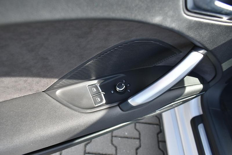 Audi TT 1.8TFSI S-Line Cabrio,B&O - fotka 18 z 50