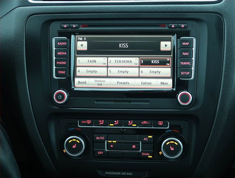 Volkswagen Jetta (2011) 1.4 TSI, Automat, Serv.kniha - fotka 12 z 19