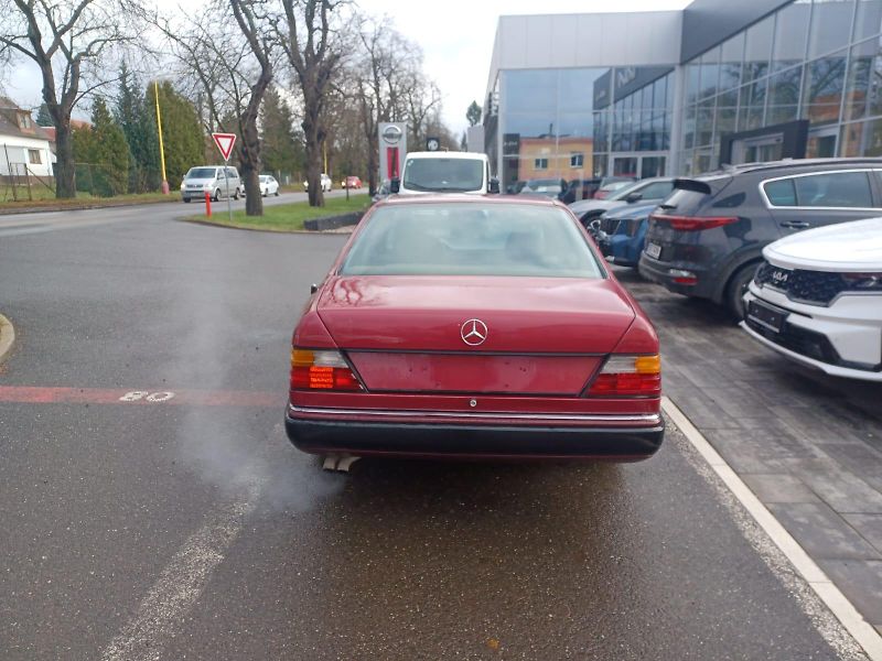 Mercedes-Benz 124 (1990) Coupé  - fotka 6 z 16