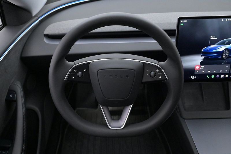 Tesla Model 3 Long Range AWD Highland - fotka 8 z 23