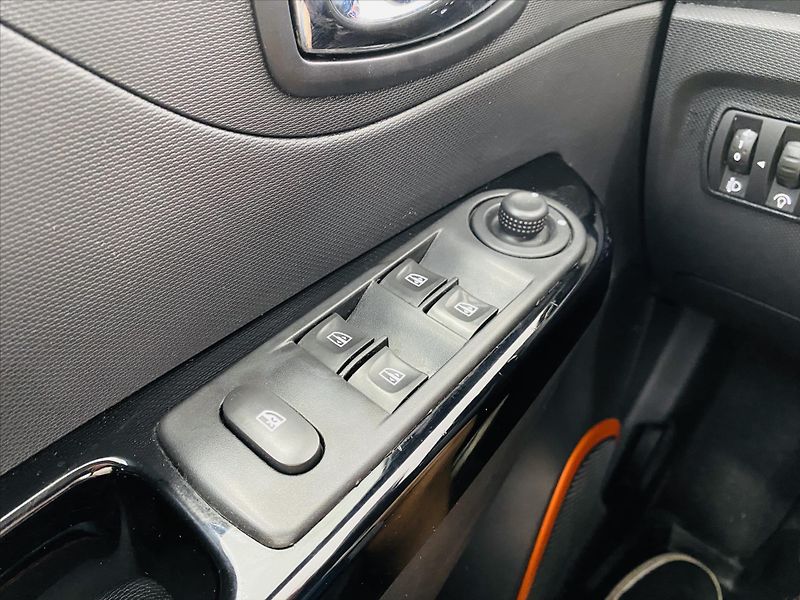Renault Captur 1,5 dCi 66 kW Navi - fotka 12 z 24