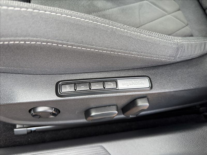 Volkswagen Golf VIII 2.0 TDI Life DSG/ACC - fotka 19 z 27