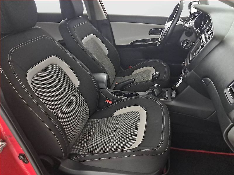 Kia Ceed (2015) 1.6 CRDi, Navi, Tempomat - fotka 9 z 18