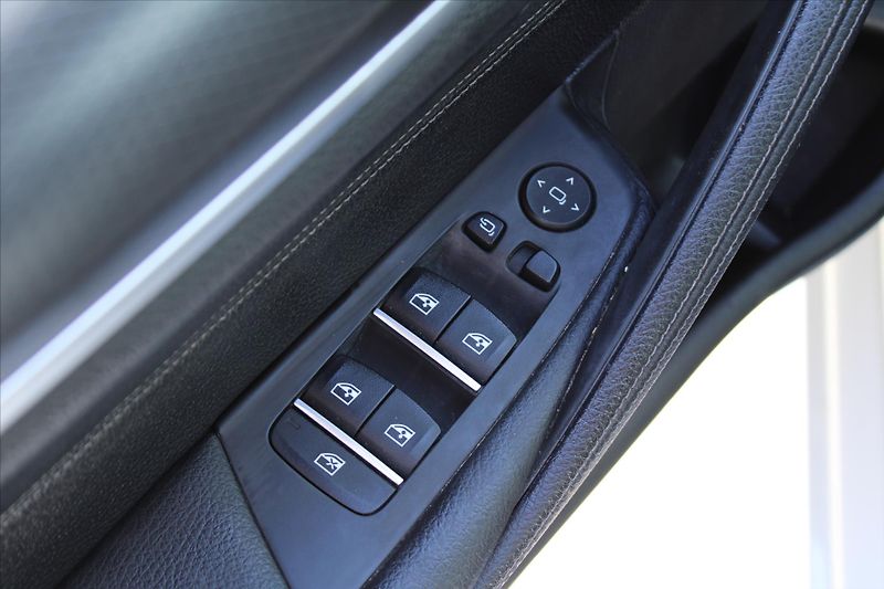 BMW Řada 5 520d xDrive 140kW M PAKET NAVI - fotka 30 z 32