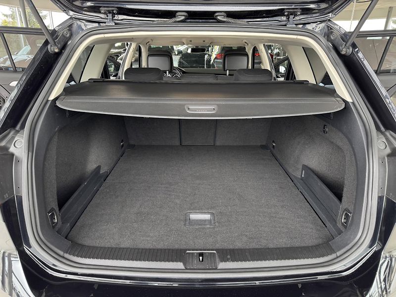 Volkswagen Passat 1,6TDI DSG*ComfortLine*ACC*Nav - fotka 31 z 32