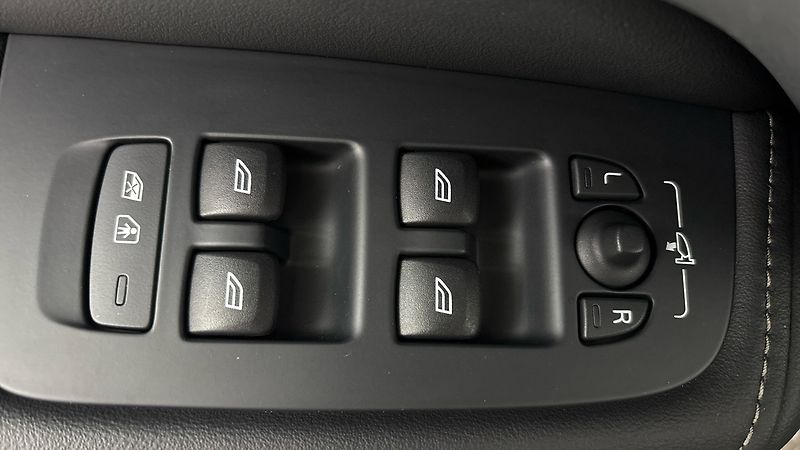 Volvo XC60 2.0 T8 AUT AWD Ultra Dark - fotka 24 z 36