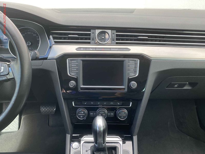 Volkswagen Passat (2015) 1.8 TSi, Highline, DSG, kůže - fotka 12 z 16
