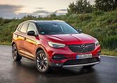 Opel Grandland X (+10 000 Kč pro základní verzi a dieselové motory). Cena od: 498 990 Kč