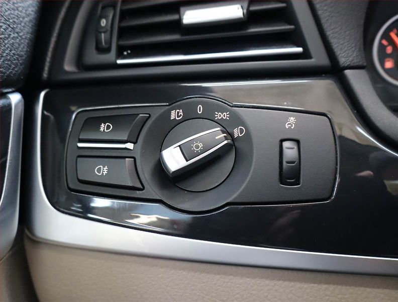 BMW Řada 5 (2012) 530d xDrive, 4X4, Automat - fotka 17 z 22