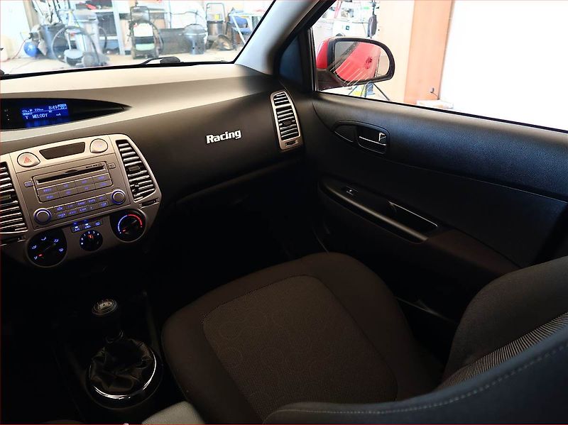 Hyundai i20 (2011) 1.2, nová STK, slušný stav - fotka 8 z 14
