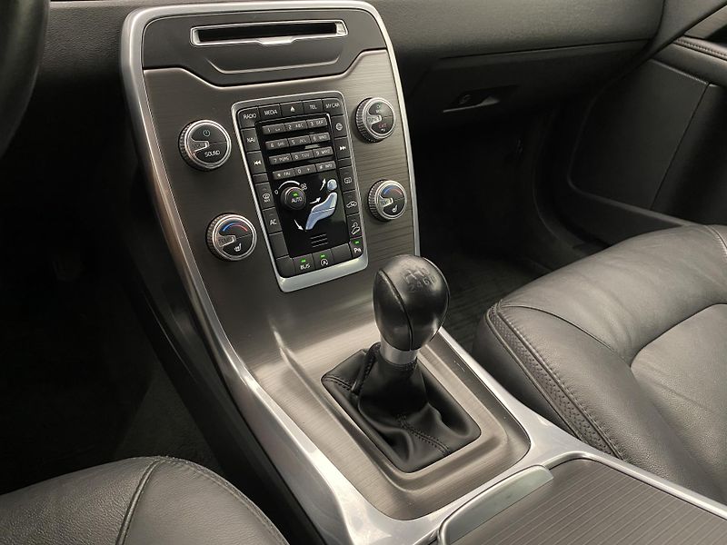 Volvo XC70 D3 AWD SUMMUM AUT - fotka 26 z 45