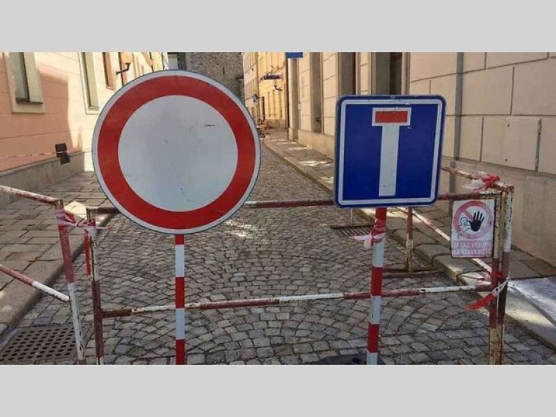 Kuriózní a vtipné značení na českých silnicích.