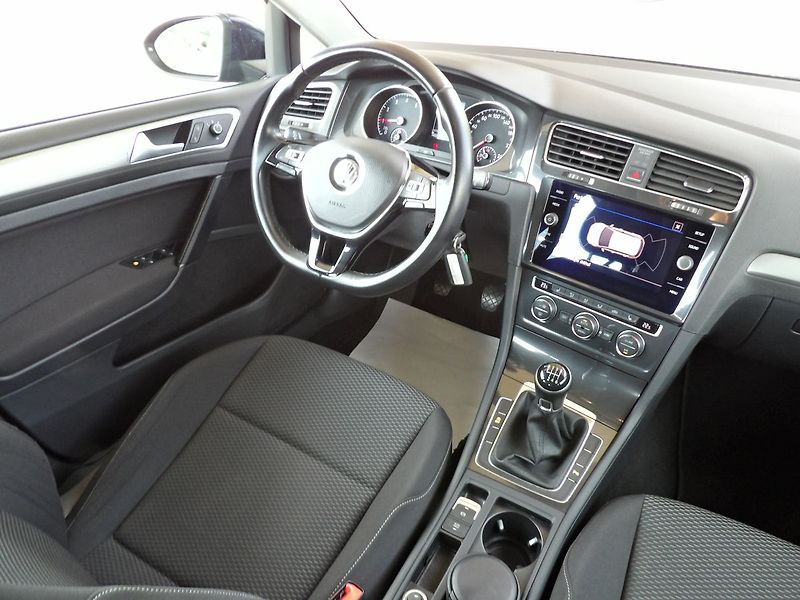 Volkswagen Golf 1.0TSI 81kW AutoAC Temp. 2xPDC - fotka 17 z 27