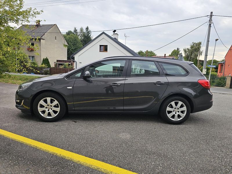 Opel Astra (2013) J 1.7CDTI - fotka 2 z 17