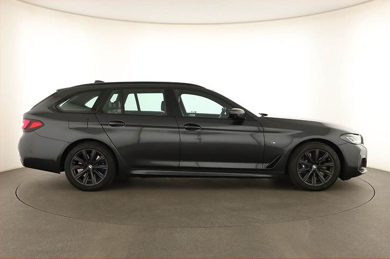 BMW Řada 5 (2020) M Sport 530d xDrive - fotka 6 z 19