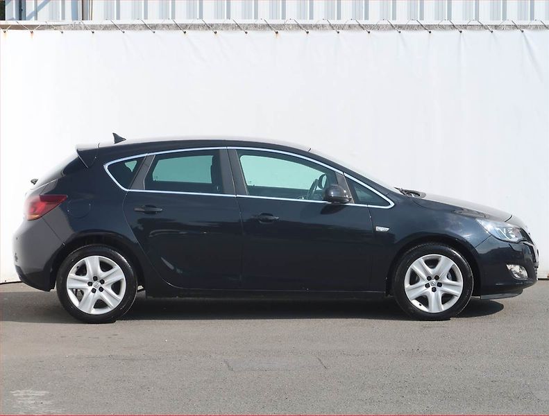 Opel Astra (2011) 1.4 T, Automat, Navi, Xenony - fotka 6 z 20