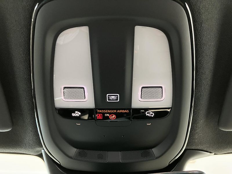 Volvo XC40 B3 FWD Plus Dark AT7 - fotka 38 z 39