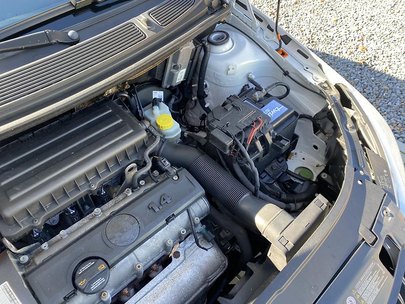 Škoda Fabia 1.4i 63kW - KLIMATIZACE - PDC - fotka 31 z 33