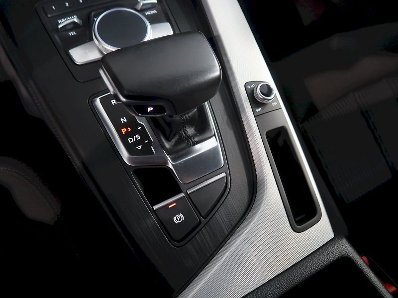 Audi A4 (2019) 40TDI 140KW 4x4 WEBASTO NAVI - fotka 29 z 39