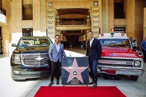 Zakládání hvězdy na chodníku slávy pro Chevrolet Suburban