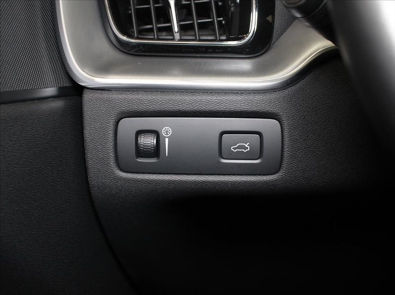 Volvo XC60 2,0 T5 184kW AWD Mom.PRO Pano. - fotka 18 z 25