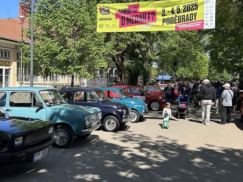 Kolonádu ovládla italská auta, na náměstí se dala ochutnat jihoevropská jídla.