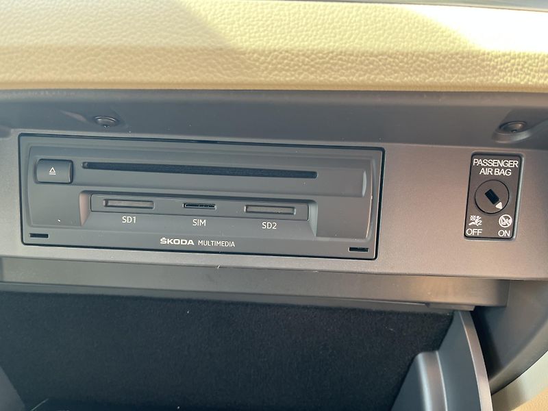 Škoda Superb 2.0 TDi DSG Style Plus - fotka 20 z 38