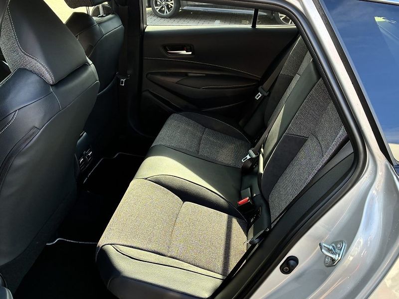 Toyota Corolla 1.8 Hybrid Style - fotka 10 z 25