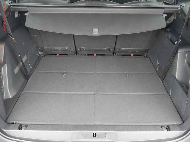 Peugeot 5008 (2022) 1.5HDi, ČR, Allure, AT, LED - fotka 7 z 25