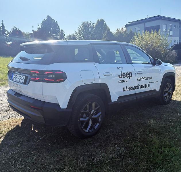 Jeep Compass (2026) Altitude e-hybrid 145k - fotka 6 z 14