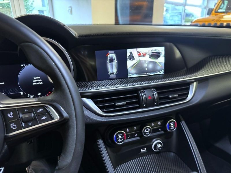 Alfa Romeo Stelvio (2025) 2.9 V6 BiTurbo 520k QV Carbon - fotka 17 z 28