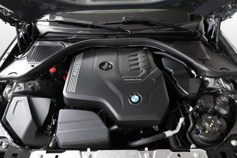 BMW Řada 3 330i xDrive Touring - fotka 9 z 25