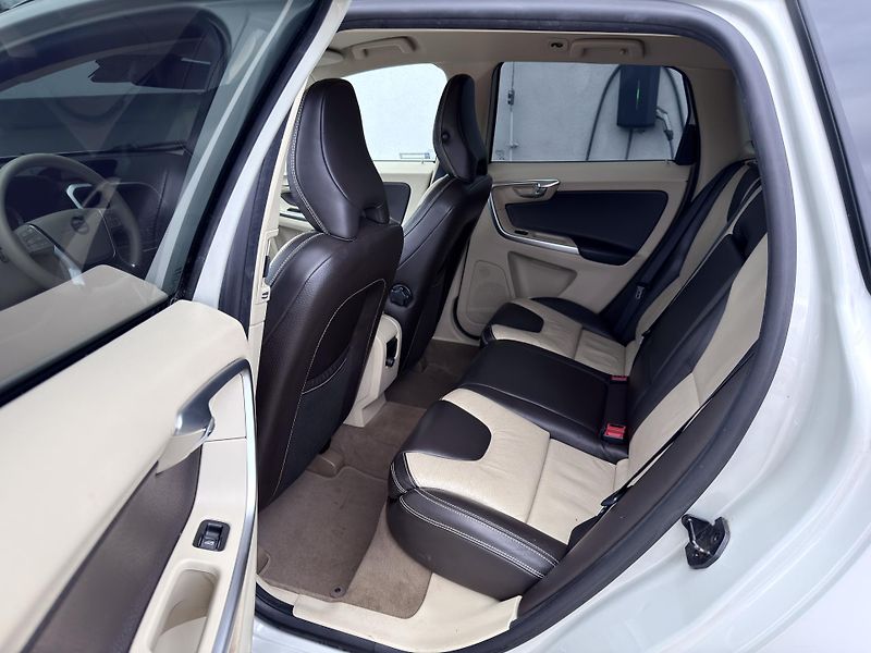 Volvo XC60 D5 AWD // SUMMUM // 151 kW - fotka 12 z 22