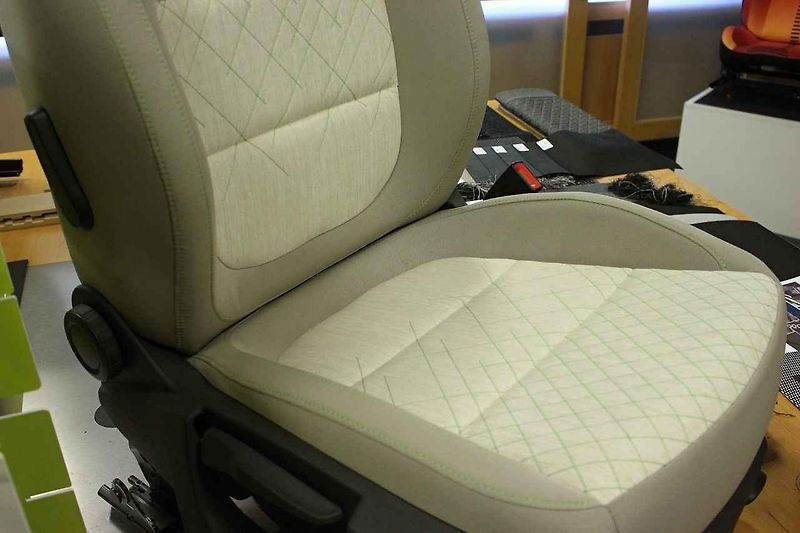 Potahové materiály využívají i výrobci sportovních a luxusních vozů