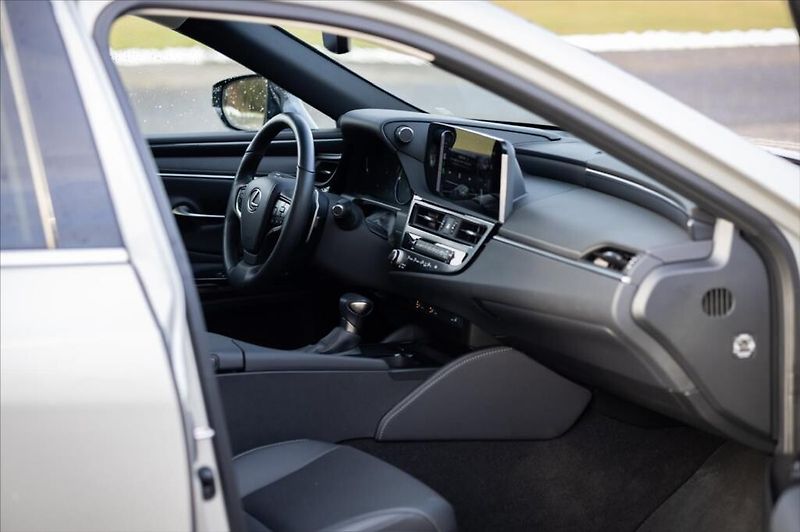 Lexus ES 300h 300H 2,5 HEV LIMITED EDITION - fotka 16 z 21