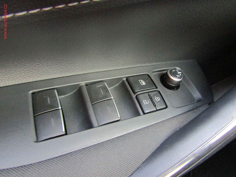 Toyota Corolla (2019) 1.2i, 2.maj,ČR, LED, TZ, ČR - fotka 11 z 19