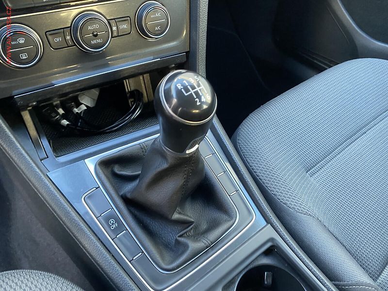 Volkswagen Golf (2018) 1.4 TSi, ČR, Comfortline - fotka 16 z 16