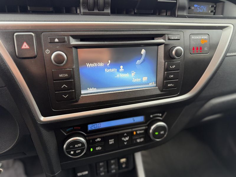 Toyota Auris 1.6i, kamera, tažné - fotka 14 z 17