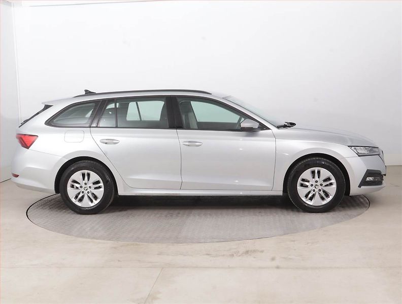 Škoda Octavia (2023) Ambition 2.0 TDI, ČR,1.maj - fotka 6 z 15