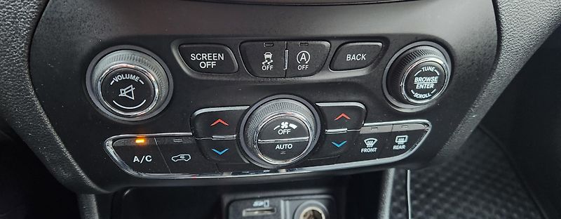 Jeep Cherokee (2015) 2.0D MJET LIMITED AWD LED DPH - fotka 44 z 54