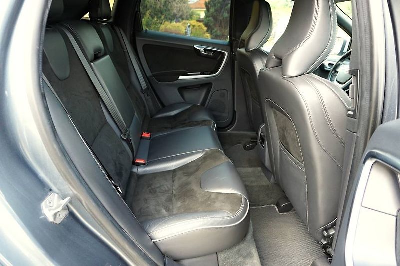 Volvo XC60 (2017) R-DESING 2,4 D4 140 kW - fotka 17 z 57