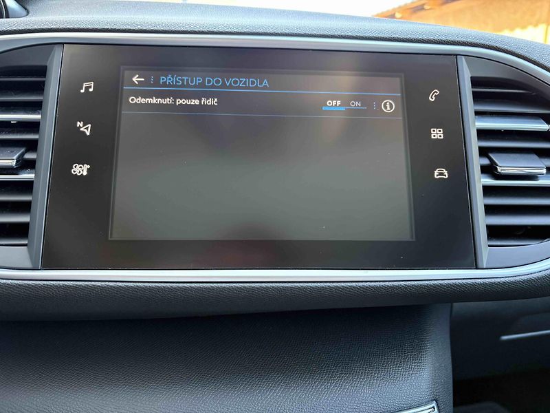 Peugeot 308 (2018) Allure 1.6 BlueHDi EAT6 - fotka 28 z 41