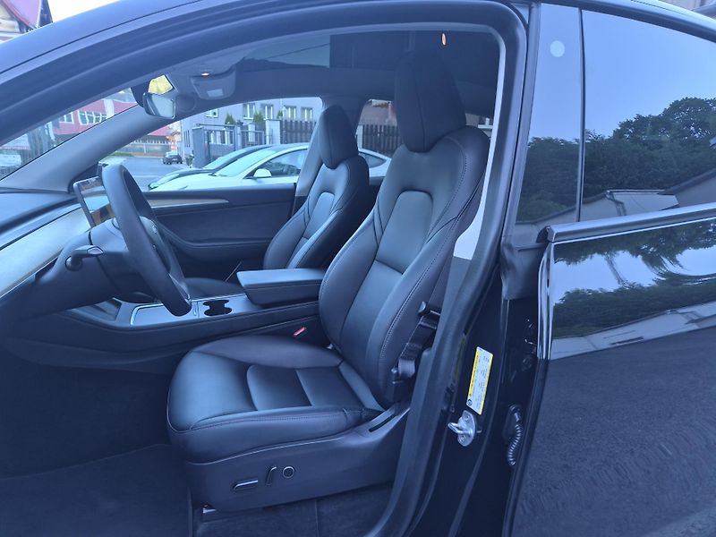 Tesla Model Y RWD 220kw 19ALU SOH 95% - fotka 43 z 49