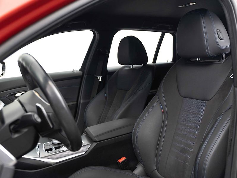 BMW Řada 3 330i Touring - fotka 18 z 22