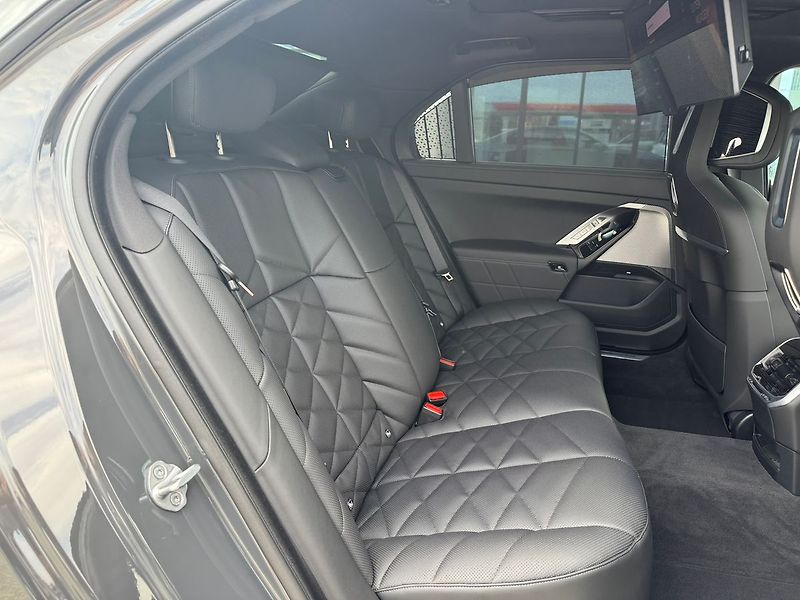 BMW Řada 7 740d xDrive  TV TOP - fotka 22 z 22