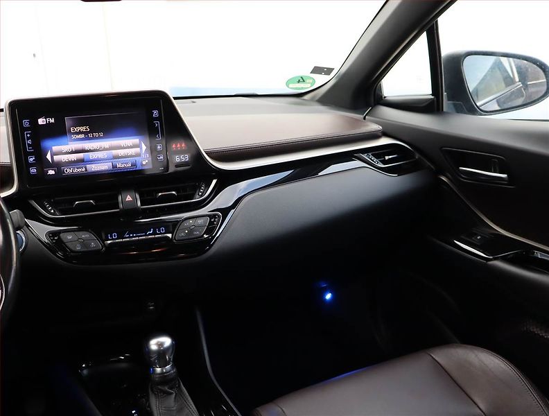 Toyota C-HR (2017) 1.8 Hybrid, Automat - fotka 8 z 19