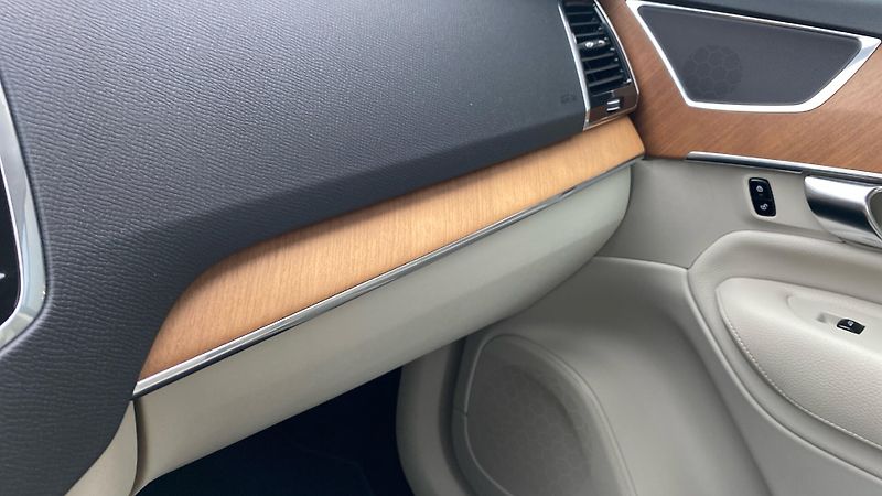 Volvo XC90 MOMENTUM PRO, B5 AWD, 173+10 k - fotka 13 z 32